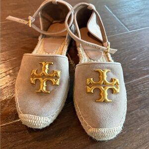 NWOT Tory Burch Eleanor Dorsay Logo plaque espadrilles Sz 6